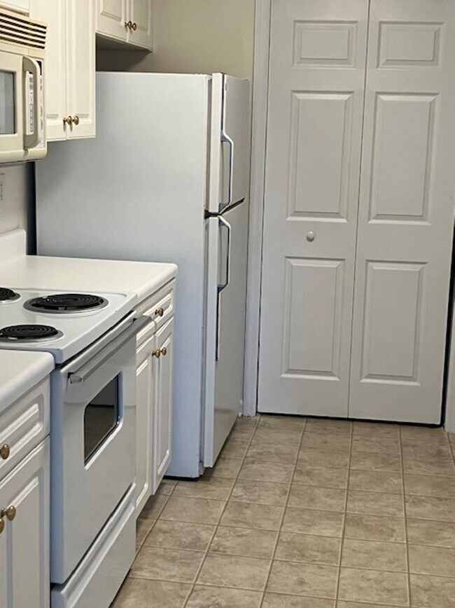 Building Photo - 904 Litchfield Way