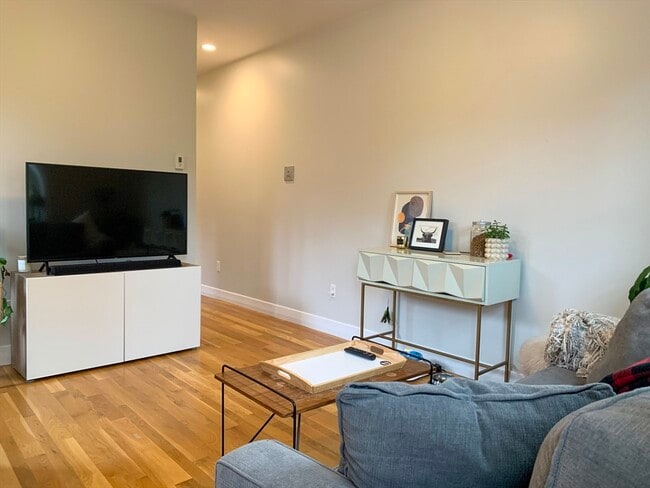 Building Photo - 33 Anderson St