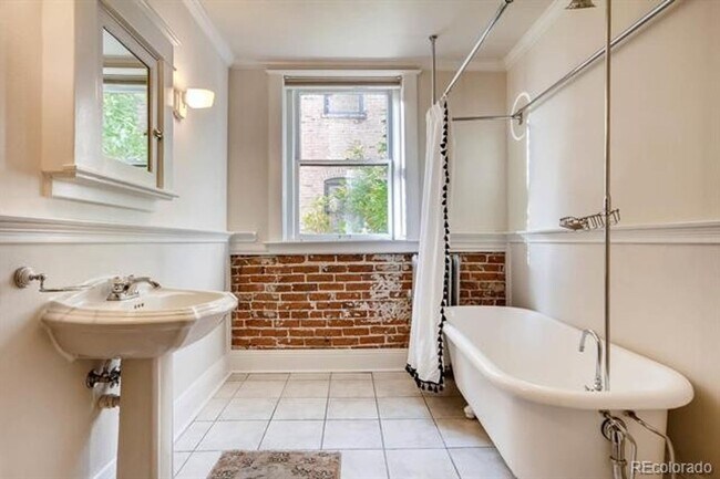 Building Photo - Uptown Capitol Hill - Secure Historic Building with Modern Updates!