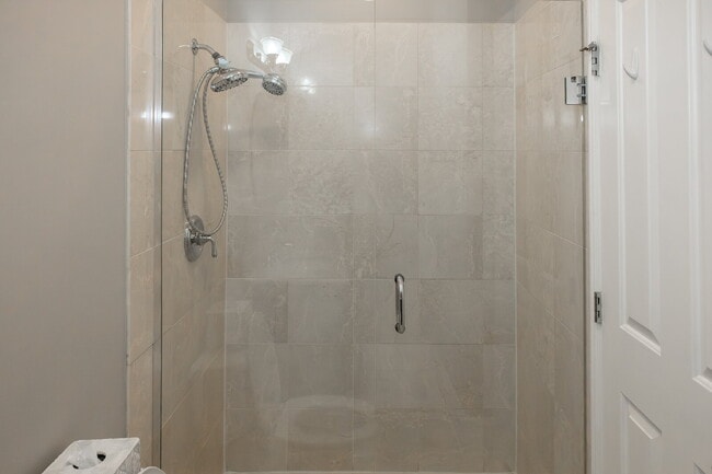Building Photo - 3-Bed Urban Retreat with Fireplace & Granite Touches in Lincoln Park