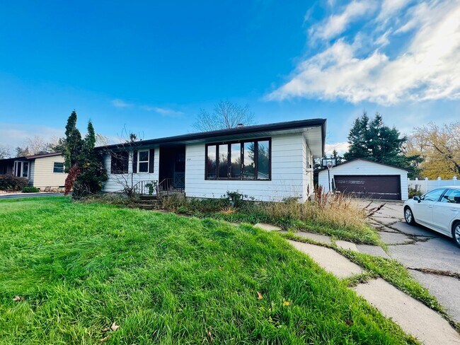 Building Photo - AVAILABLE JUNE 2025! HUGE 5 Bedroom, 2 Bath Home by UMD!