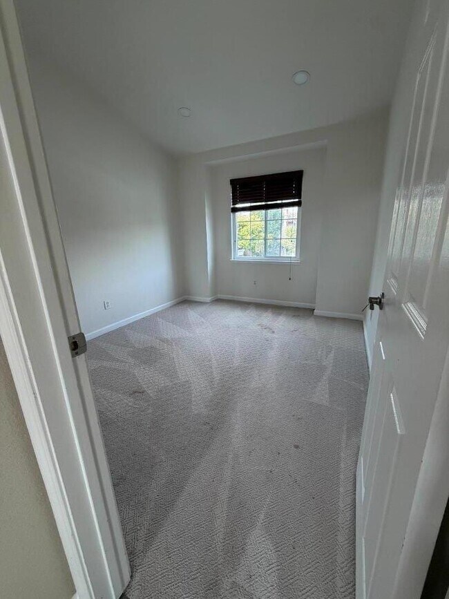 Building Photo - 5572 Tan Oak Dr