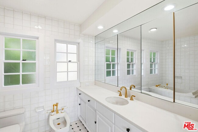 Building Photo - 10309 La Grange Ave