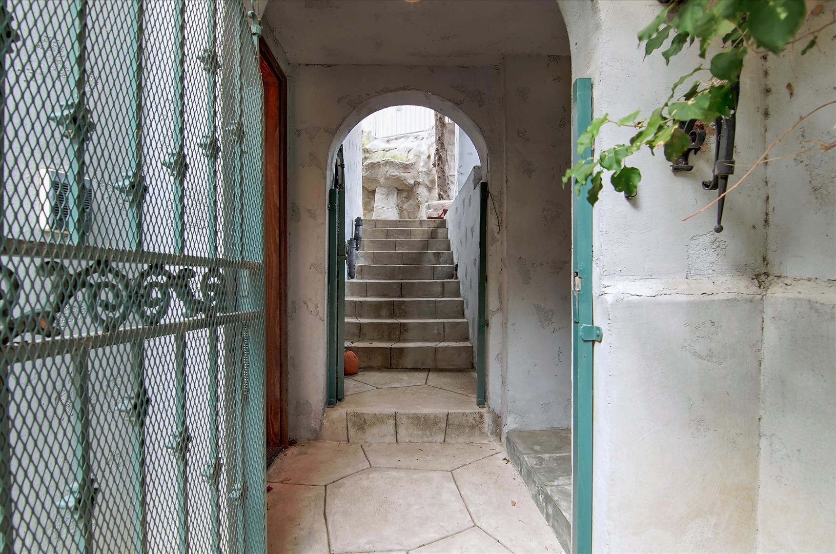 Building Photo - 8527 Wonderland Ave