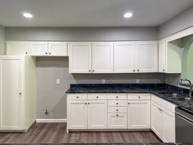 Building Photo - 3 Bedroom / 2 Bath / 2 Car Garage