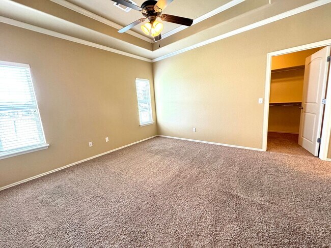 Building Photo - Stunning 2 bedroom 2 bathroom townhome in ...