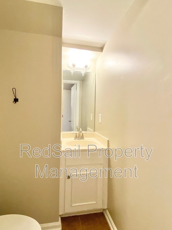 Building Photo - 348 Llewellyn Mews