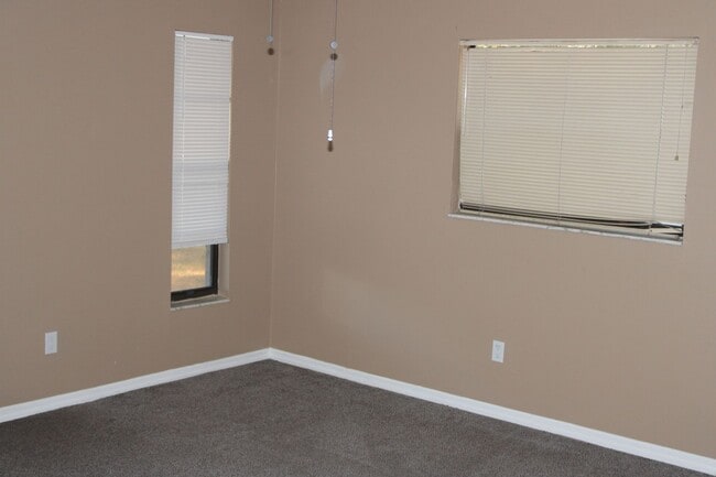 Building Photo - Updated 3 bedroom 2 bath in Greenbrook Estates
