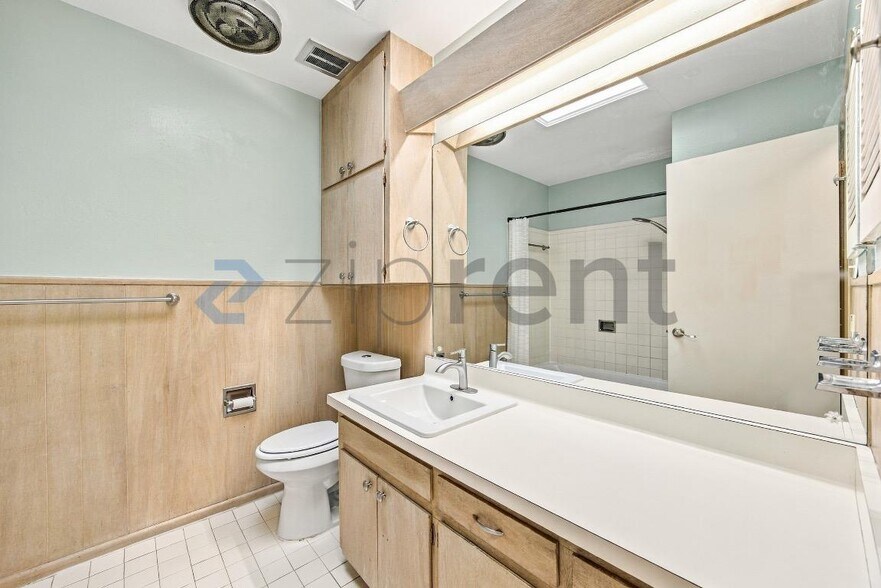 Building Photo - Unit