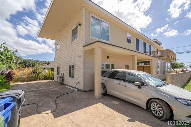 Building Photo - West Side Paradise – Stunning Fully Furnished 3-Bed, 2-Bath Upstairs Unit