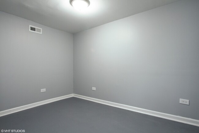 Building Photo - MUST SEE!!!