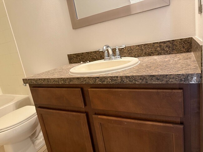 Building Photo - Come and Experience This Townhouse