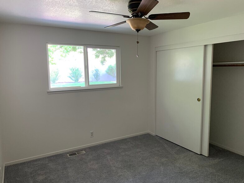 Building Photo - 2960 Chavez Dr
