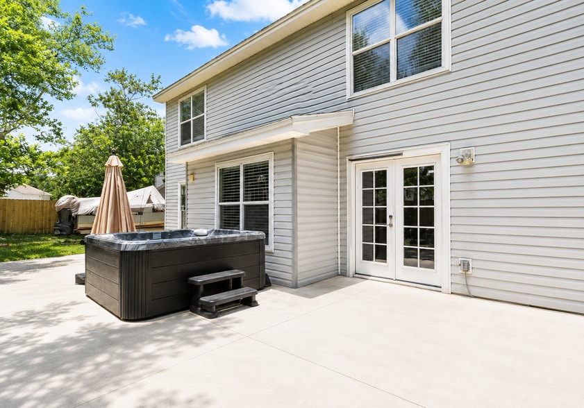 Building Photo - 545 Oneida Ct