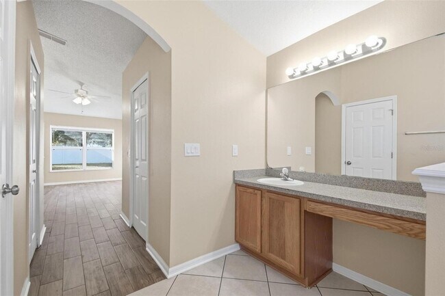 Building Photo - 4 Red Oak Pl