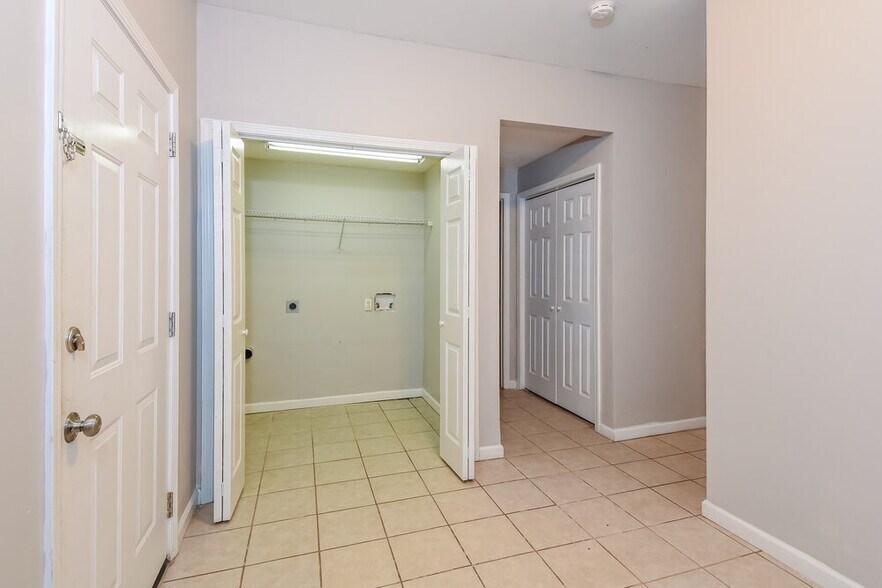 Building Photo - 221 Martins COurt