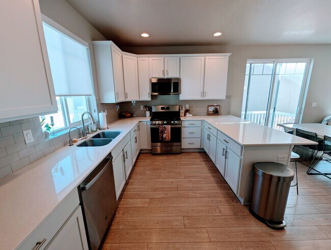 Building Photo - Lovely, spacious, newly built Lehi House!!