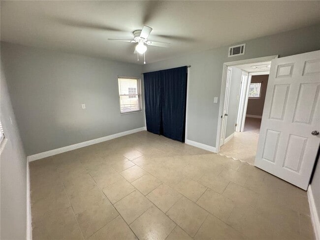 Building Photo - 427 Country Club Dr