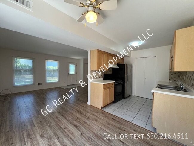 Building Photo - 1800 Jamestown Cir