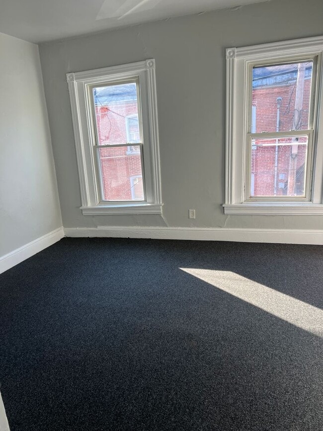 Building Photo - Lancaster City Large 4 bedroom