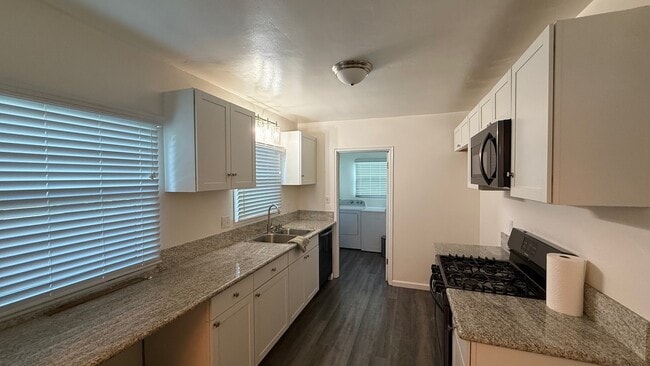 Building Photo - 605 E Tulare Ave