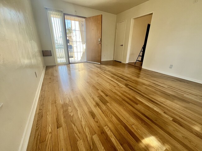 living room looking toward front door - 520 S Inglewood Ave