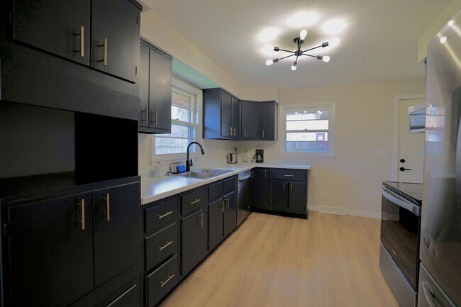 Building Photo - 1534 N Woodburn Ave