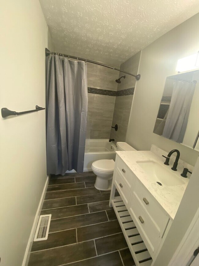 Primary Photo - 3252 Summerhill Ln