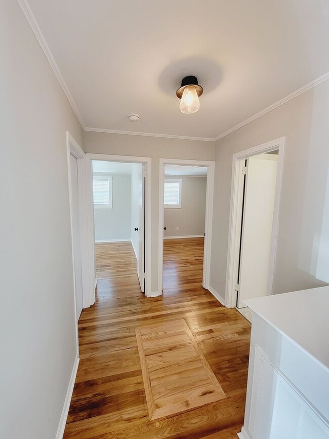 Building Photo - SUNSET PARK - Updated interior and fenced ...
