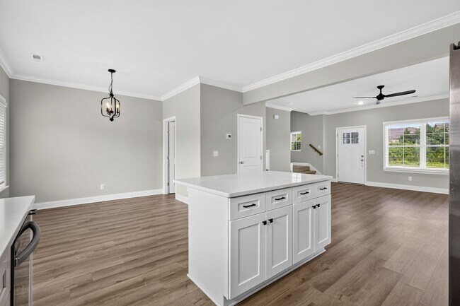 Building Photo - Luxury Townhome