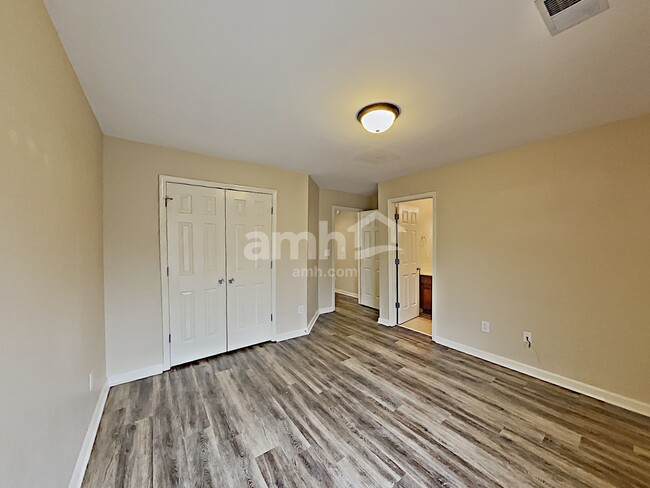 Building Photo - 714 Golden Farm Way