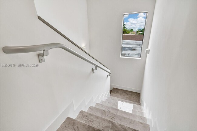 Building Photo - 2887 SW 33rd Ave