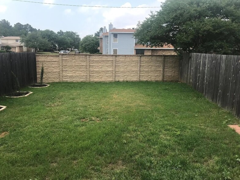 Building Photo - 2343 Aldergate Dr