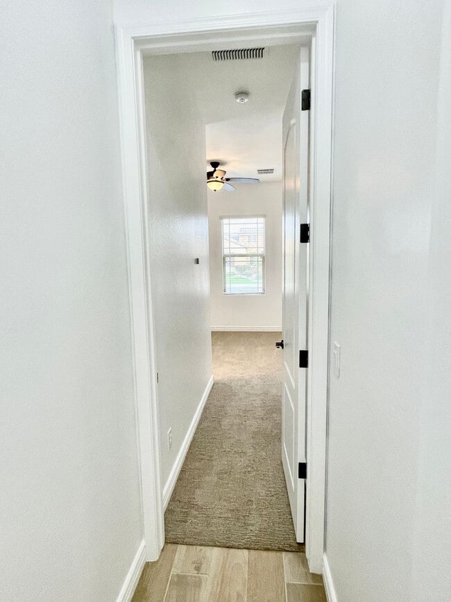 Building Photo - Gorgeous 3 Bed/2.5 Bath + Den Home In Chandler! Gated Community & Upgrades Throughout Home!