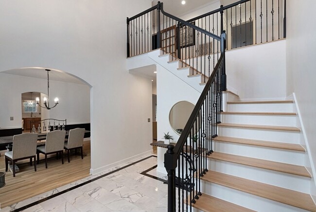 Building Photo - Stunning 5BR Executive Style Home in Brentwood