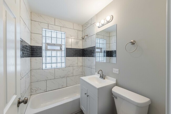 Building Photo - 6835 S Komensky Ave