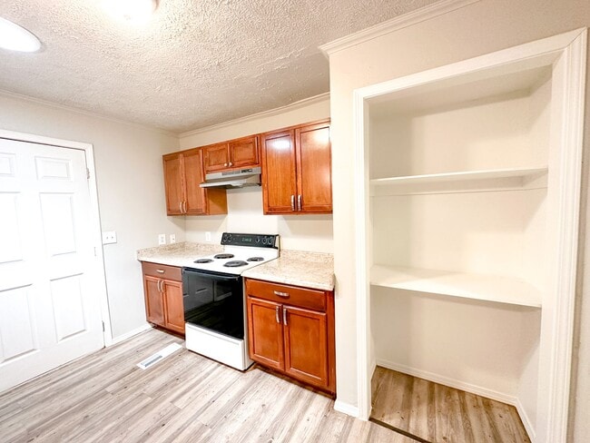 Building Photo - 3 Bed / 1 Bath - LARGE Workshop!