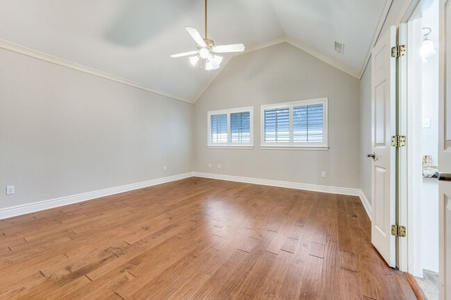 Building Photo - Absolutely Stunning!