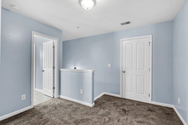 Building Photo - 2031 Hemlock Dr