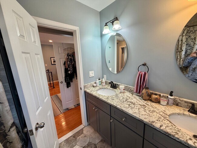 Building Photo - Beautiful Benning 3 Bedroom Renovated Bungalow Home with Yard, Parking, W/D.