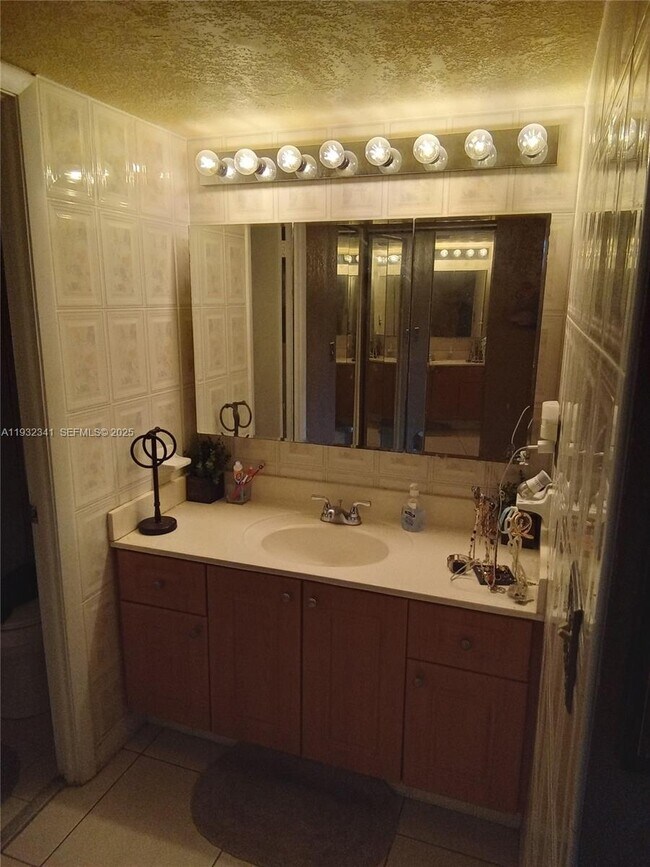 Building Photo - 1000 St Charles Pl