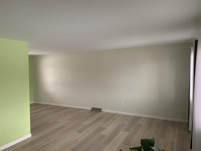 Building Photo - 6565 Zang St