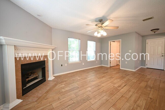 Building Photo - 933 Scenic Oak Ln