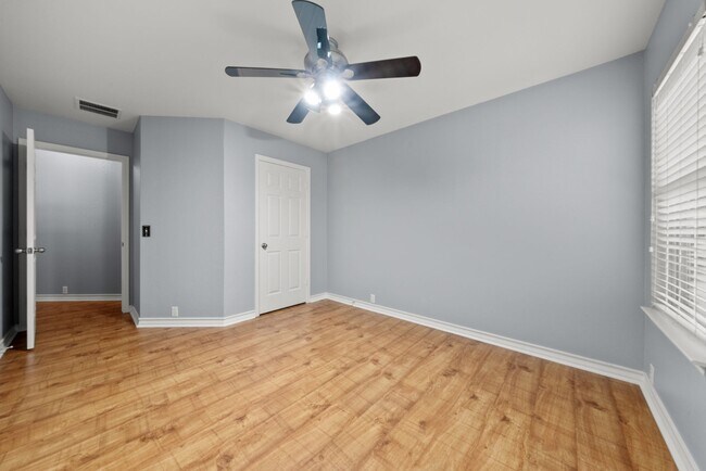 Building Photo - Amazing Pool. stunning 5bed, 3bath, 3Car G...