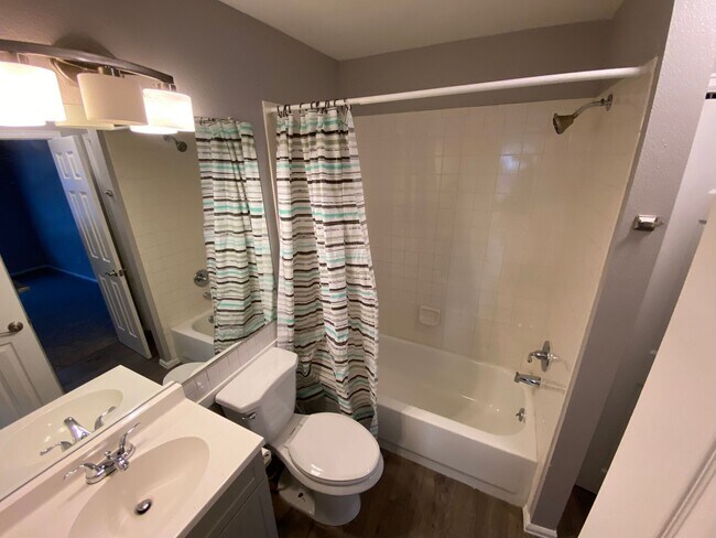 Building Photo - Spacious Aurora Townhome