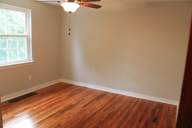 Building Photo - 272 Barclay Ave