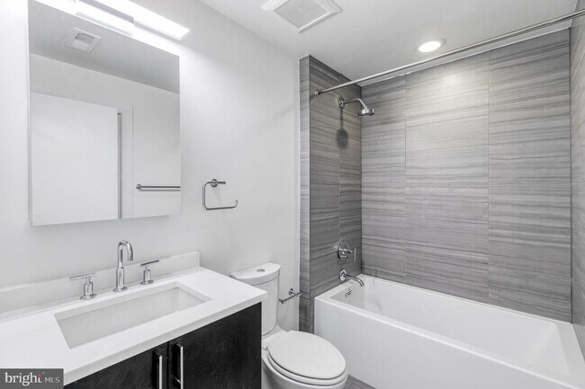 Building Photo - Northern Liberties Townhome with Parking