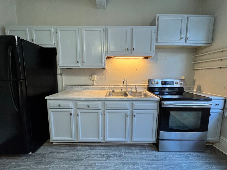 Kitchen - 606 Woods Ave SW