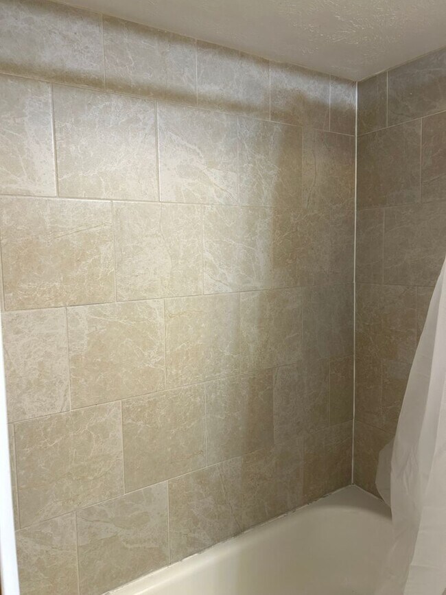 Building Photo - Brick Ranch for Rent in Highland  HTS close to the freeway