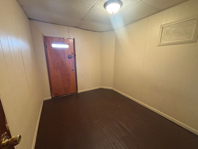 Building Photo - Sweet Single Story Swissvale Living!